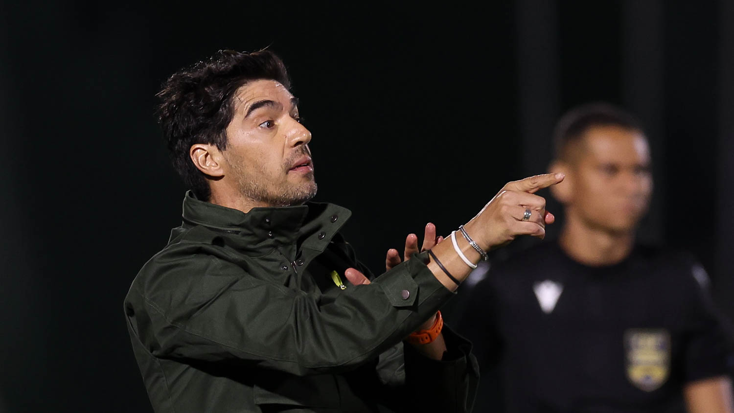 O técnico Abel Ferreira, da SE Palmeiras, em jogo contra a equipe do C Atlético Mineiro, durante partida válida pela vigésima oitava rodada, do Campeonato Brasileiro, Série A, no Estádio Brinco de Ouro da Princesa. (Foto: Cesar Greco/Palmeiras/by Canon)