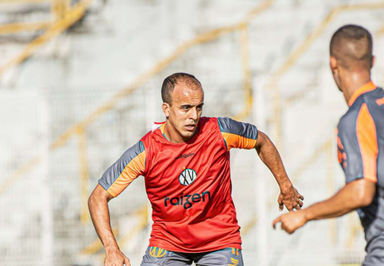 Matheus Carvalho renova contrato com o XV de Piracicaba para a temporada 2025