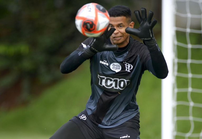 Goleiro Diogo Silva valoriza momento da Ponte Preta e mira foco pela liderança