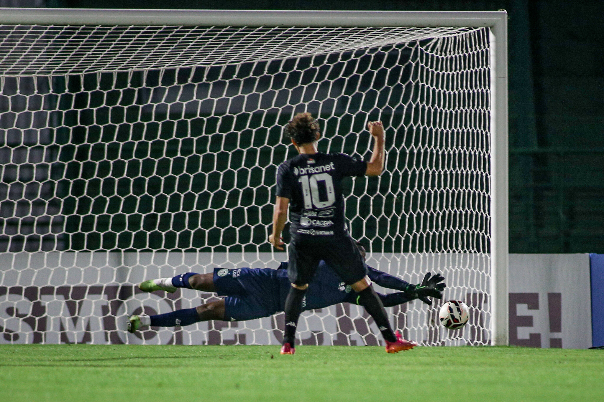 Goleiro Andrey foi o personagem do Guarani em primeira vitória do Bugre na Série C