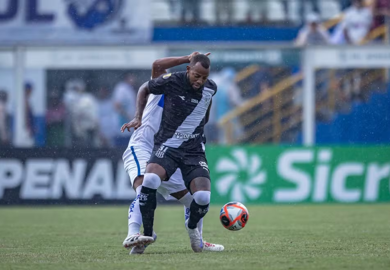 Victor Andrade vive indefinição na Ponte Preta