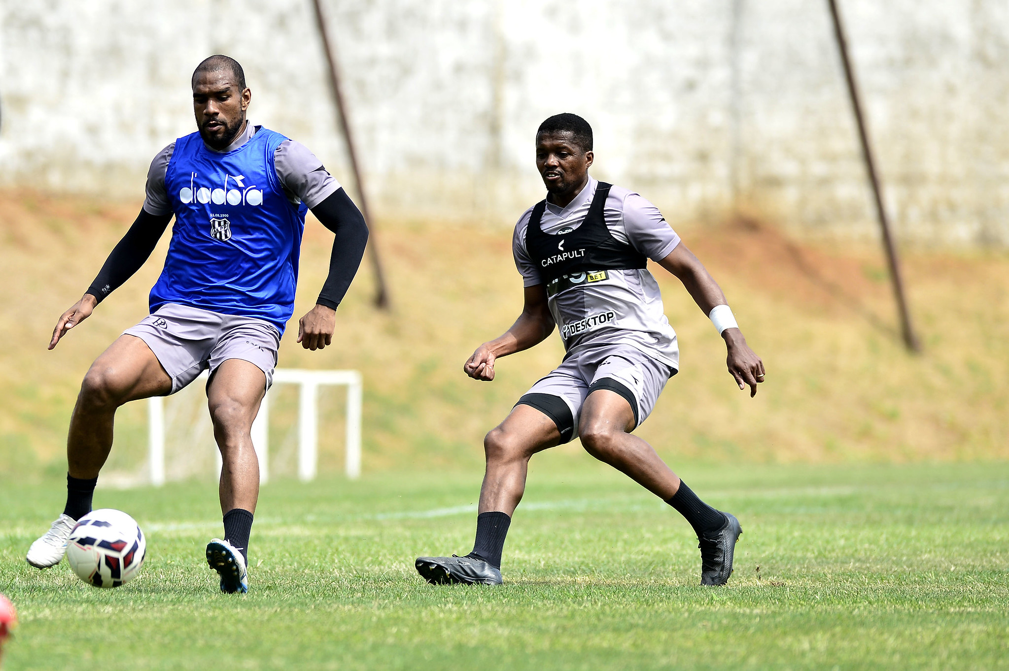Com propostas, laterais Kevyn e Pacheco podem estar de saída do Moises Lucarelli. Marcos Ribolli
