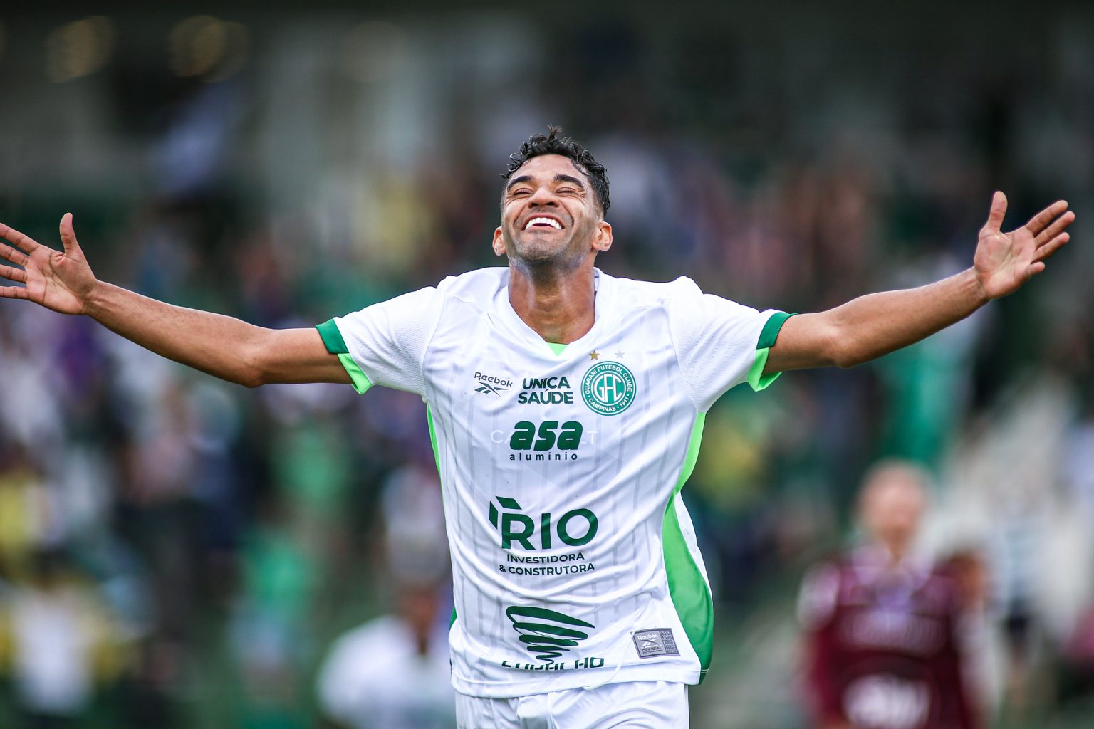 Isaque comemora fase positiva no Guarani e destaca adaptação em nova função no meio-campo