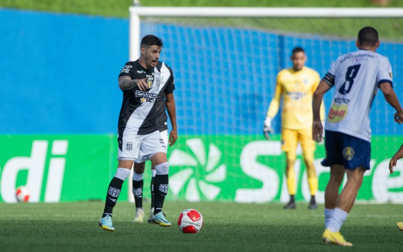 Lateral ex Ponte Preta assina contrato com Botafogo-SP