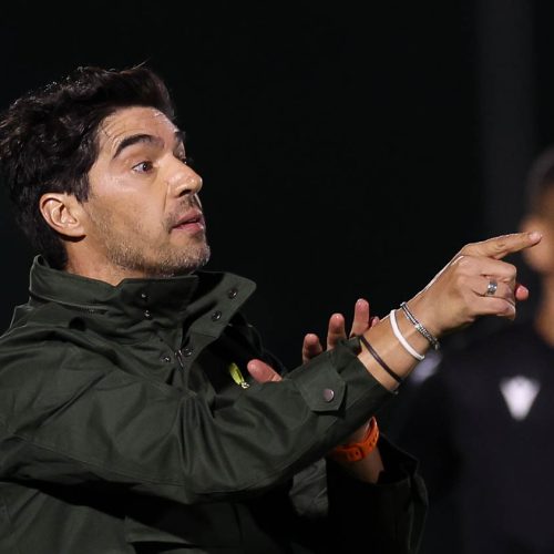 O técnico Abel Ferreira, da SE Palmeiras, em jogo contra a equipe do C Atlético Mineiro, durante partida válida pela vigésima oitava rodada, do Campeonato Brasileiro, Série A, no Estádio Brinco de Ouro da Princesa. (Foto: Cesar Greco/Palmeiras/by Canon)