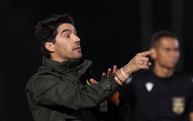 O técnico Abel Ferreira, da SE Palmeiras, em jogo contra a equipe do C Atlético Mineiro, durante partida válida pela vigésima oitava rodada, do Campeonato Brasileiro, Série A, no Estádio Brinco de Ouro da Princesa. (Foto: Cesar Greco/Palmeiras/by Canon)