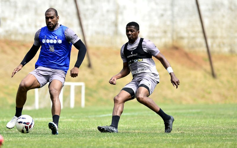 Com propostas, laterais Kevyn e Pacheco podem estar de saída do Moises Lucarelli. Marcos Ribolli