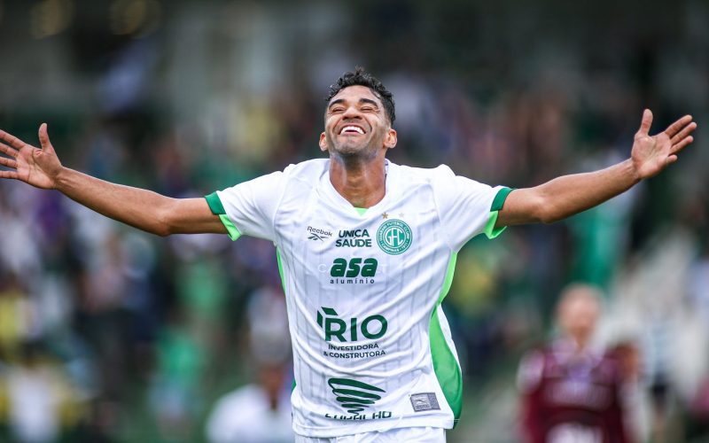 Isaque comemora fase positiva no Guarani e destaca adaptação em nova função no meio-campo
