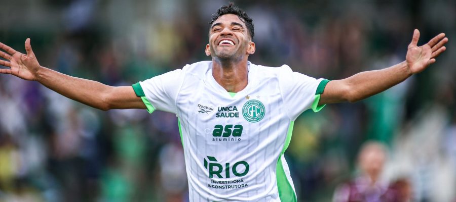 Isaque comemora fase positiva no Guarani e destaca adaptação em nova função no meio-campo