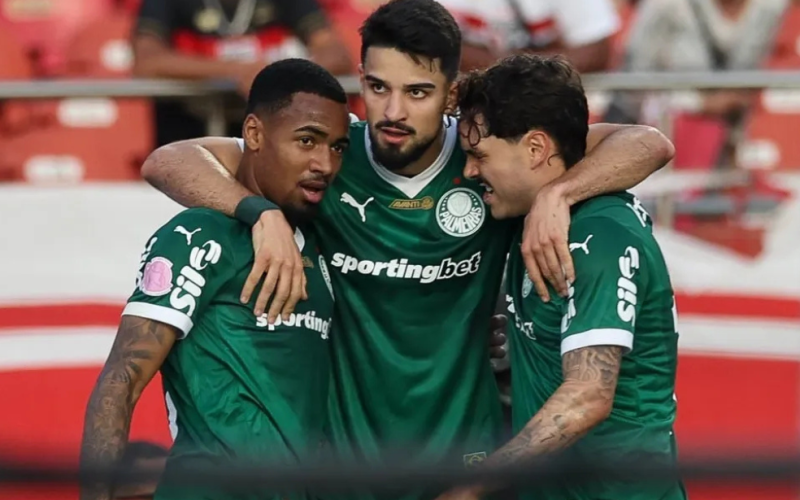 Palmeiras mostra força em clássico e assume liderança do Brasileirão