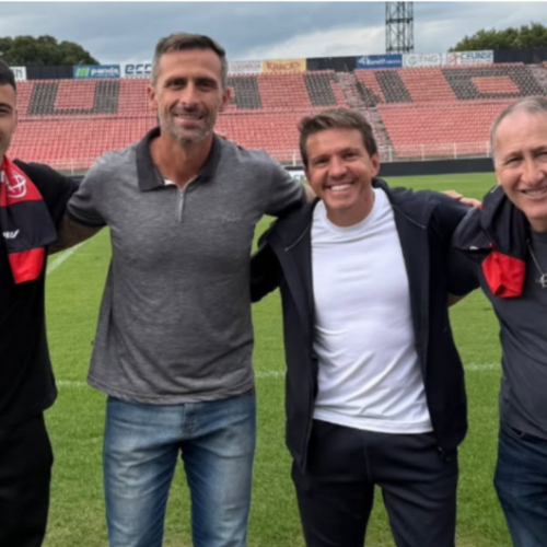 Gabriel Martinelli visita o Ituano durante passagem pelo Brasil e reforça laços com clube formador