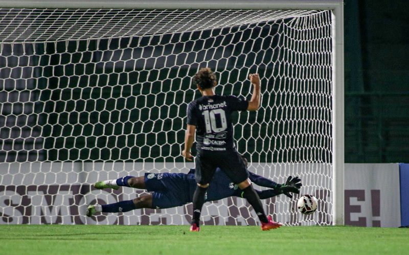 Goleiro Andrey foi o personagem do Guarani em primeira vitória do Bugre na Série C