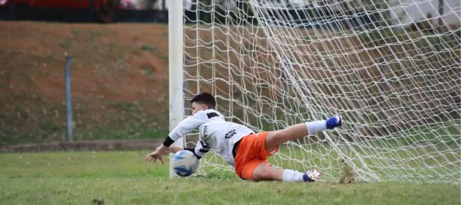 Taça das Favelas define finalistas em Campinas com heroína improvisada no gol